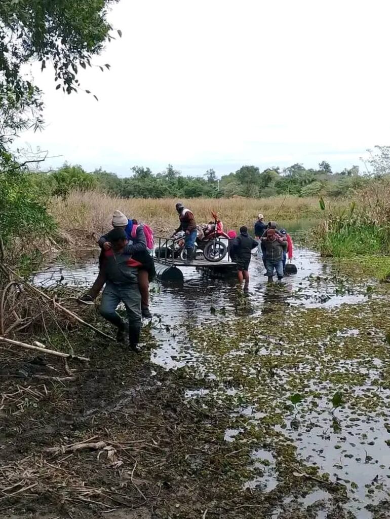 A diario los padres trasladan a sus hijos en la balsa para acercarle a la escuela.