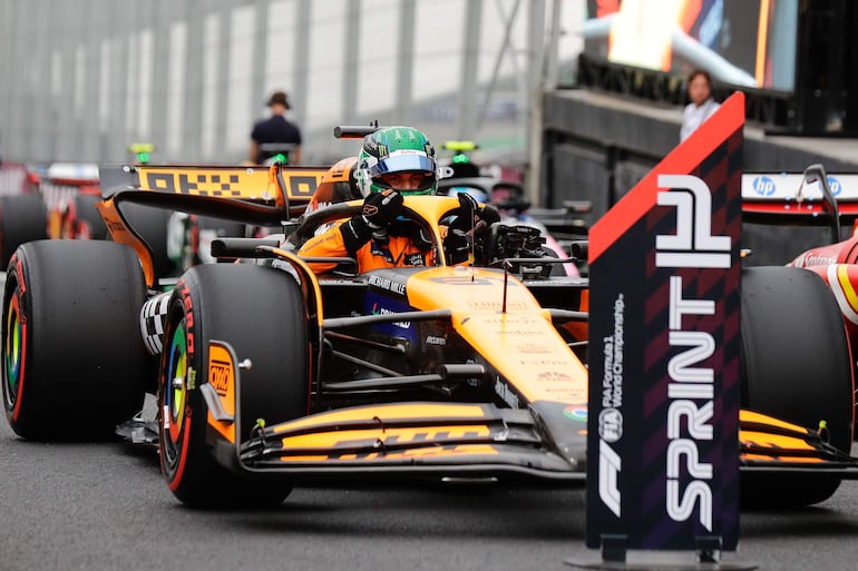 McLaren pone a sus dos autos en la primera fila para la partida de la carrera sprint del GP de São Paulo, con sus pilotos Oscar Piastri y Lando Norris.