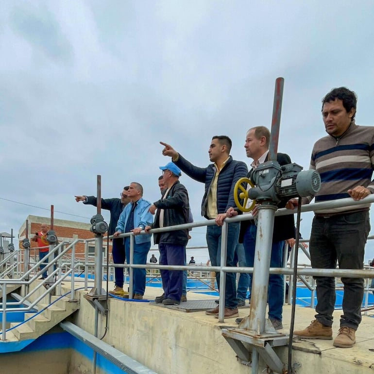 Una de las tantas visitas de comitivas de autoridades a la toma de agua en Puerto Casado. La imagen data de finales del 2023. Archivo