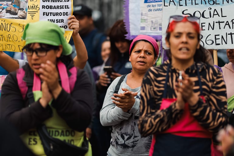 Integrantes de organizaciones sociales se manifiestan frente al ministerio de Capital Humano en Buenos Aires (Argentina).