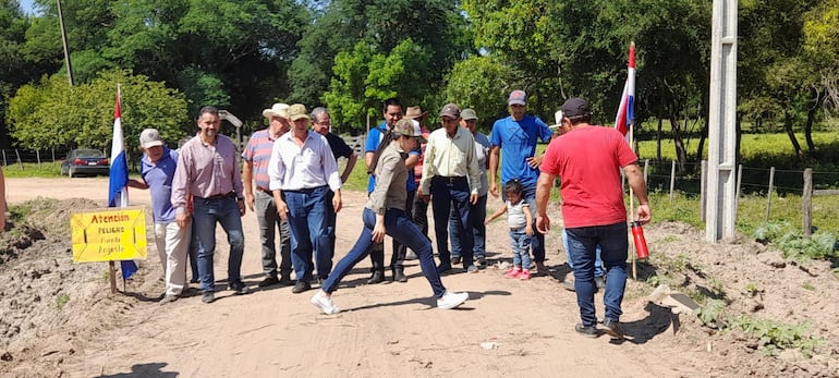 Pobladores de Valle Apu'a exigen transparencia en obras viales y cuestionan instalación de tubos peligrosos.