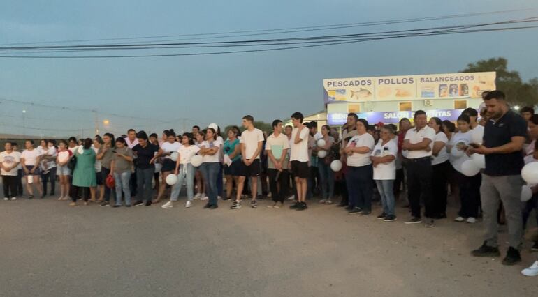 Ciudadanos convocados por la comunidad educativa de Filadelfia realizaron una multitudinaria marcha que reunió a más de 700 personas en el monumento de acceso la ciudad.