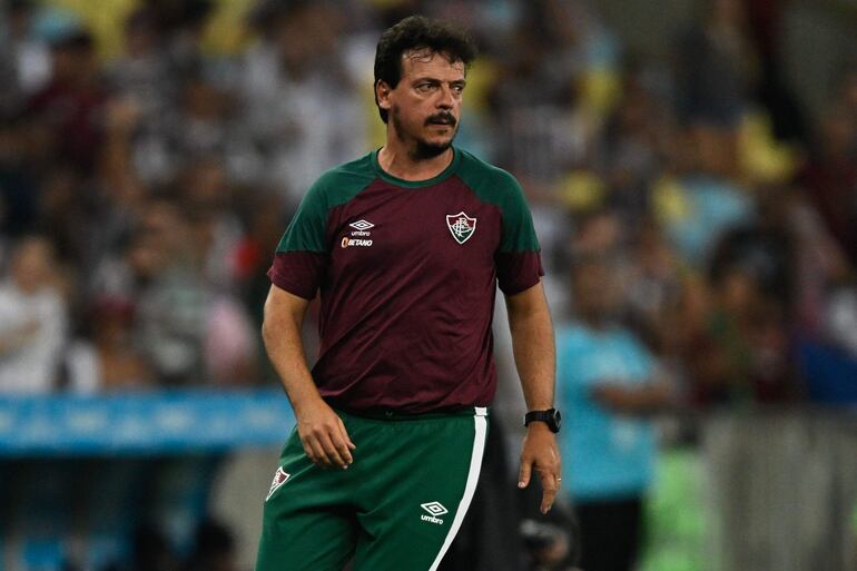 El brasileño Fernando Diniz, entrenador de Fluminense, celebra la victoria sobre Olimpia por los cuartos de final de la Copa Libertadores 2023 en el estadio Maracaná, en Río de Janeiro, Brasil.