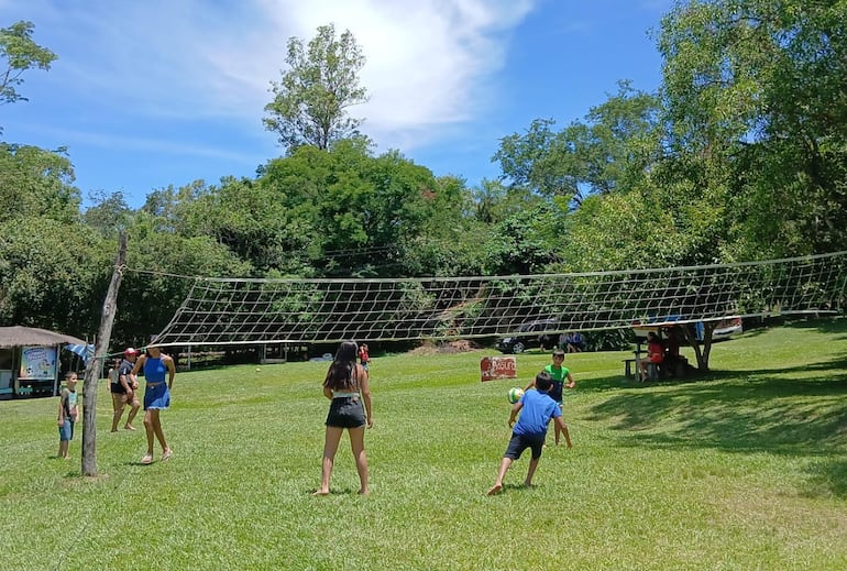 Los niños se divierten en la cancha que se encuentra dentro del balneario Teteu.