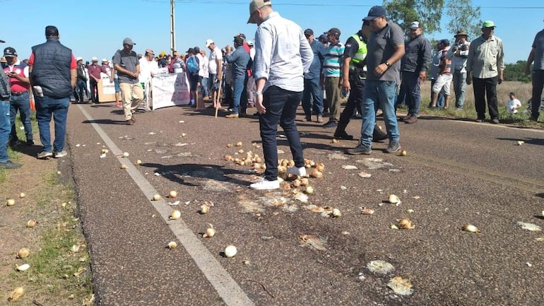 Productores protestaron por la falta de control del contrabando tirando cebollas sobre la calzada.