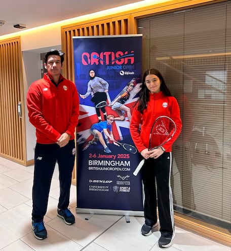 El manager Esteban Casarino y Fiorella Gatti  en la sede del British Junior Open 2025.