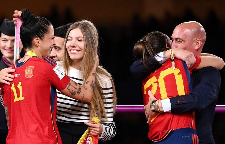 El español Luis Rubiales (d), presidente de la Real Federación Española de Fútbol (RFEF), durante la premiación a las jugadoras de España en el Mundial Femenino 2023 en Australia.