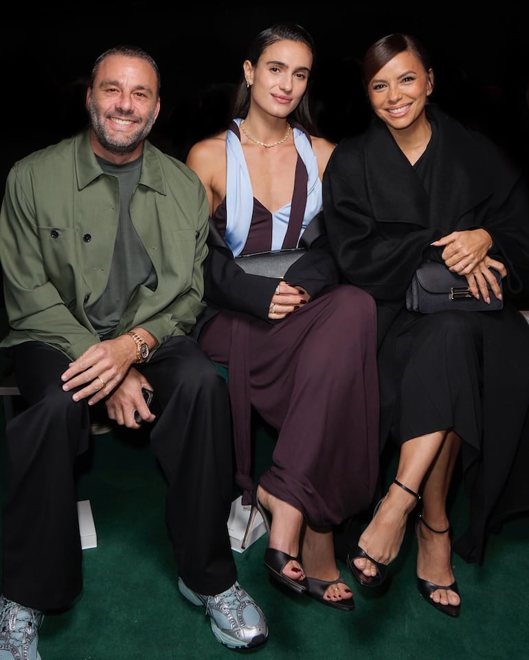 David Grutman, Isabela Grutman y Eva Longoria en el desfile de Victoria Beckham en París. (Instagram/Victoria Beckham)