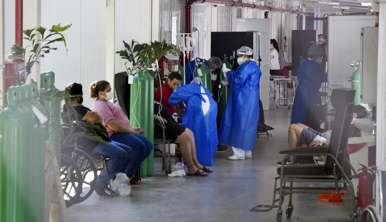 Pacientes con covid-19 reciben oxígeno hasta sentados en los pasillos de hospitales públicos como el Ineram.