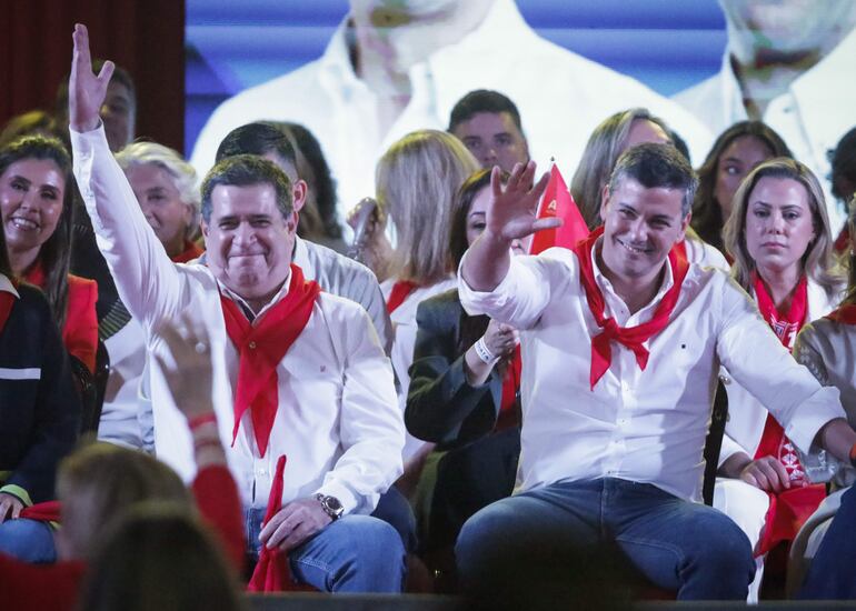 El exmandatario y presidente del Partido Colorado, Horacio Cartes (i) y el presidente electo Santiago Peña (d)