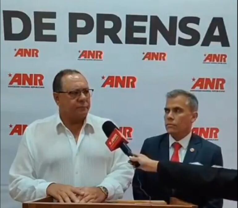 El vicepresidente de la ANR, José A. Alderete (i), y el jefe de gabinete partidario Eduardo González.