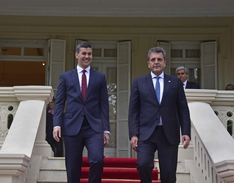 El presidente Santiago Peña y el ministro argentino de Economía, Sergio Massa, ayer en Mburuvicha Roga.