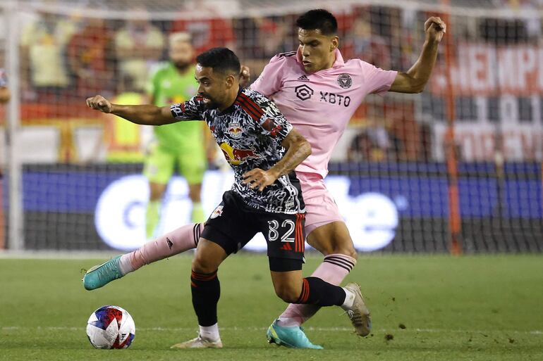 Diego Gómez (d), del Inter Miami, disputa el balón con Luquinhas, de New York Red Bulls, durante el partido de la última fecha del campeonato de la Major League Soccer (MLS).