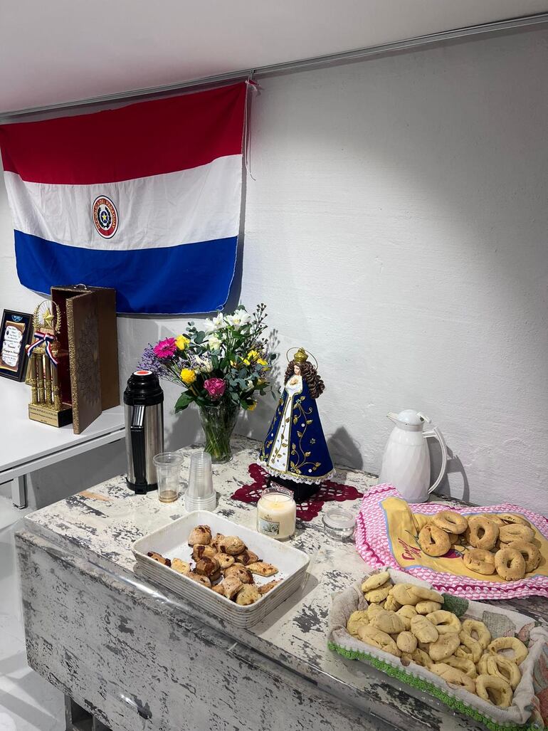 Para iniciar las celebraciones, los presentes combatieron el frío de Dublín, chipa casera y cocido.