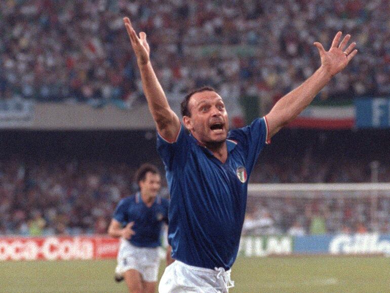 Salvatore ‘Toto’ Schillaci festeja un gol con la camiseta de la selección de Italia.