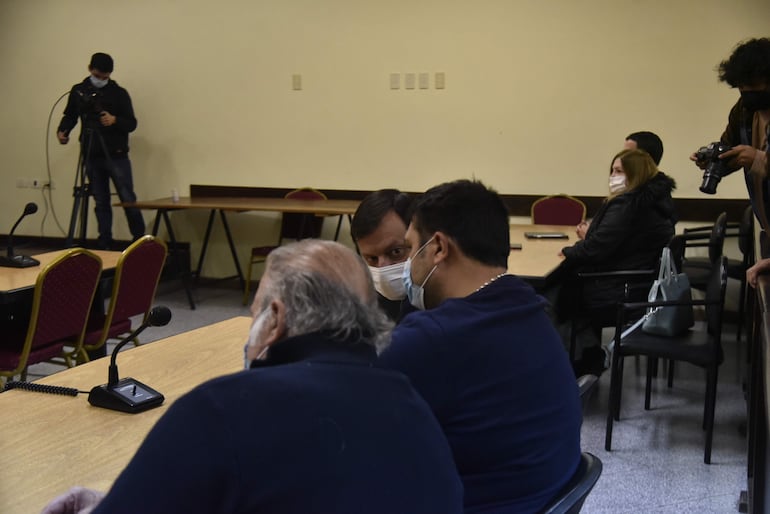 Óscar González Daher y su hijo Óscar Rubén González Chaves junto al abogado Claudio Lovera. De fondo aparecen los fiscales Francisco Cabrera y Liliana Alcaraz.