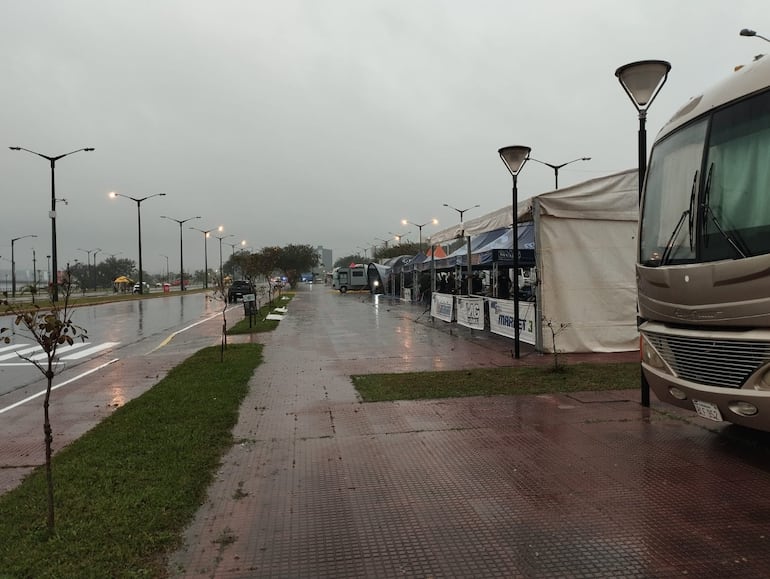 Pese a la lluvia, el Petrobras Rally del Paraguay se puso en marcha en la zona de Puerto Samuhu.