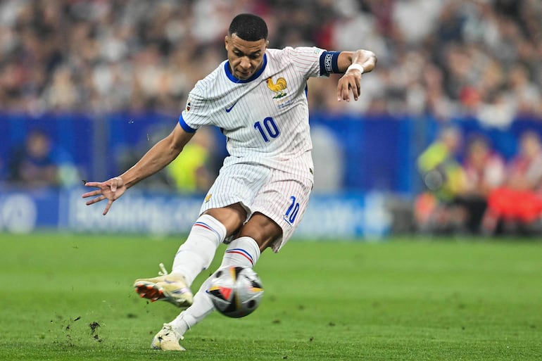 (FILES) France's forward #10 Kylian Mbappe attempts a shot during the UEFA Euro 2024 semi-final football match between Spain and France at the Munich Football Arena in Munich on July 9, 2024. After a lacklustre Euro-2024 campaign, Kylian Mbappe is expected to bounce back with the French national team, where he could take on a new role as centre-forward, similar to the one he now plays at Real Madrid. (Photo by MIGUEL MEDINA / AFP)