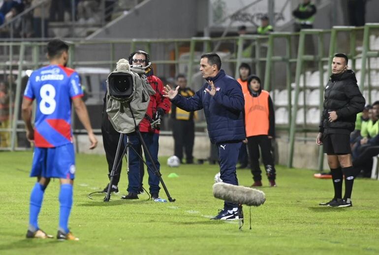 El argentino Víctor Bernay, entrenador interino de Cerro Porteño, durante el partido ante Sportivo Ameliano por la segunda fecha del torneo Clausura 2023 del fútbol paraguayo en el estadio Villa Alegre, en Encarnación.