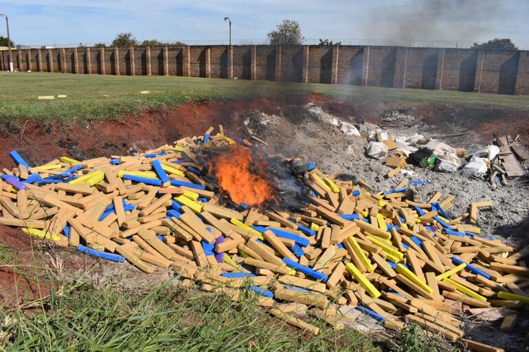 Incineración de las más de 20 toneladas de marihuana incautada en la colonia Estrella de Amambay.