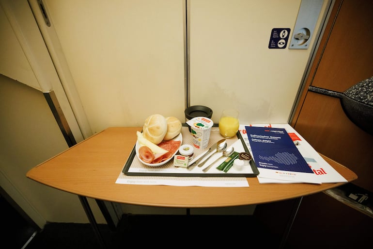 Bandeja de desayuno en el tren nocturno Nightjet, que une Berlín con París. 
