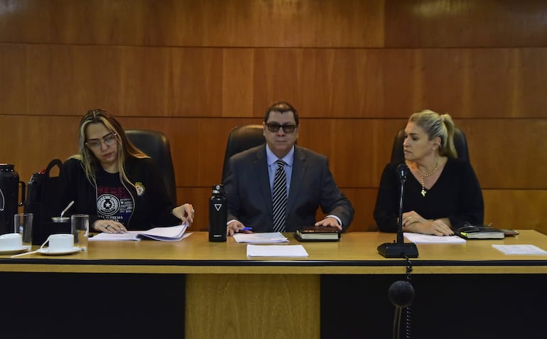 De izq. a der., los jueces Alba González, Víctor Alfieri (presidente) y Dina Marchuk, integrantes del Tribunal de Sentencia.