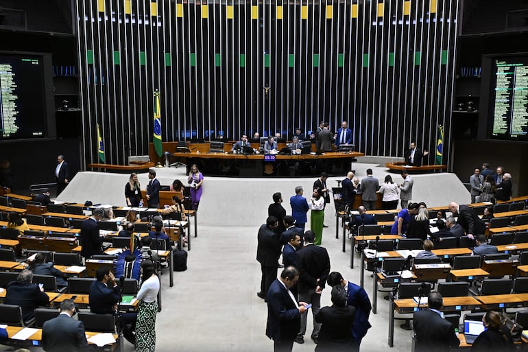 Fotografía del pleno de la Cámara de Diputados de Brasil durante la votación del Proyecto de Enmienda Constitucional (PEC), en el Congreso Nacional de Brasilia.