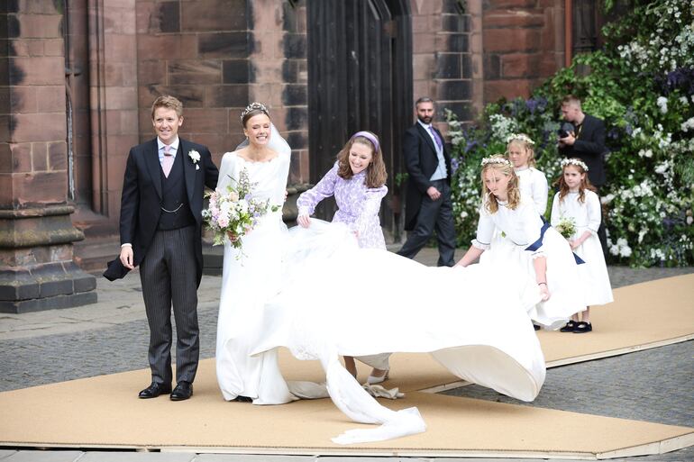 Los recién casados Hugh Grosvenor y Olivia Henson saliendo de la Catedral de Chester tras jurarse amor eterno. (EFE/EPA/ADAM VAUGHAN)
