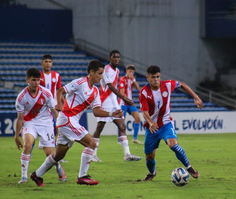 El capitán albirrojo, Rodrigo Villalba, escapa con el balón ante la presión de la defensa peruana. El delantero marcó el primer tanto, que encamino a un gran triunfo.