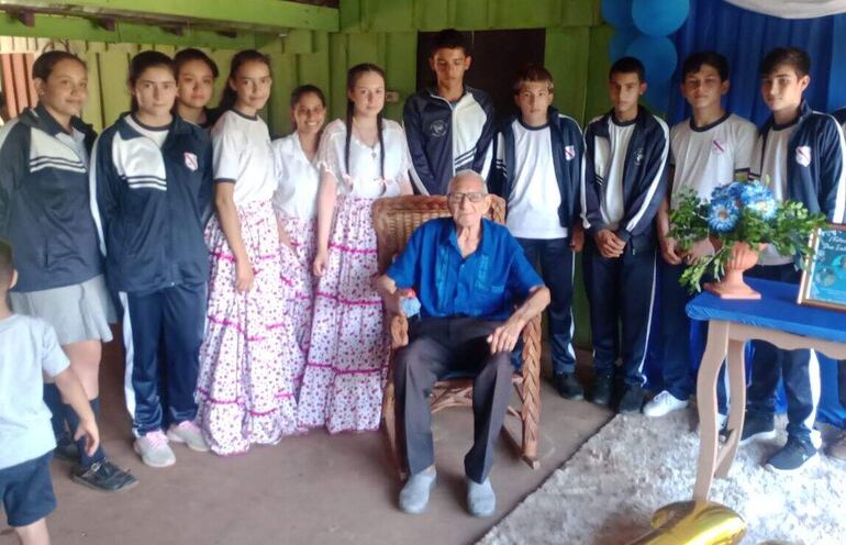 
Los alumnos y alumnas del colegio nacional Niño Salvador de la compañía Guavirá compartieron con don Eulogio su aniversario de nacimiento 