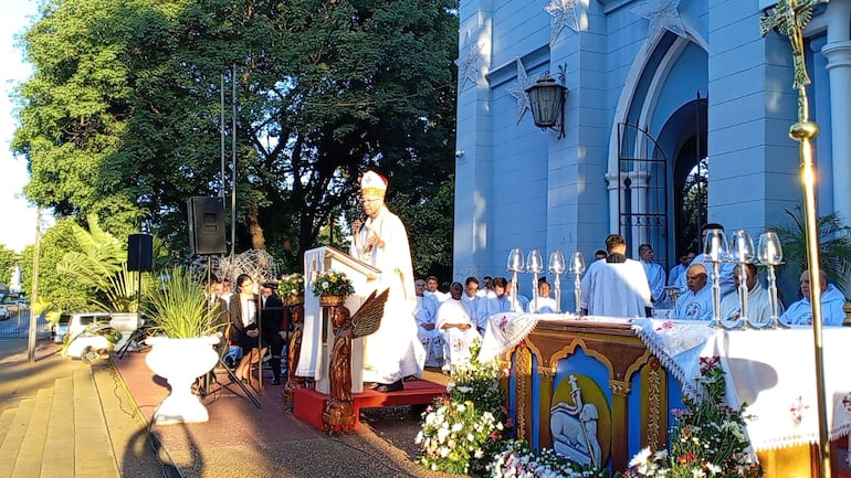 Durante la homilía, Mons. Joaquín Hermes Robledo, pidió a todos seguir el ejemplo de la Sagrada Familia y de la Virgen María.