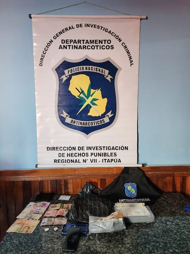 El presunto narco capturado y todas las evidencias encontradas en su poder fueron remitidos a cargo del Ministerio Público.