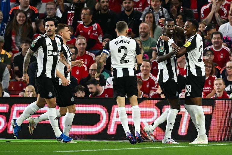 Los jugadores del Newcastle celebran un gol en el partido frente al Nottingham Forest por la segunda ronda de la Copa de la Liga de Inglaterra.