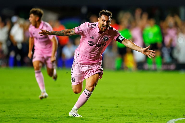 El argentino Lionel Messi, jugador del Inter Miami, celebra el tanto contra el Cruz Azul por la primera jornada de la Leagues Cup, en Miami.