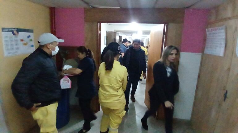 Momento en que bomberos voluntarios ingresan a la unidad para evitar un posible incendio en el lugar.