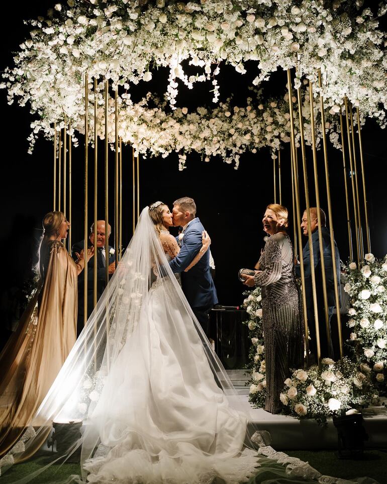 Jessica Torres y Óscar Portillo dándose un romántico beso el día de su boda. (Instagram/Jessica Torres)