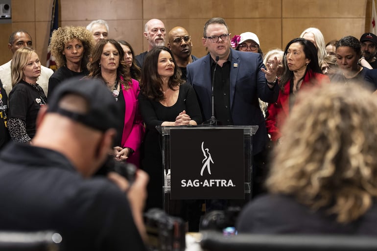 El Sindicato de Actores de Estados Unidos (SAG-AFTRA) aprobó este viernes el nuevo convenio colectivo pactado con los estudios y plataformas de “streaming”