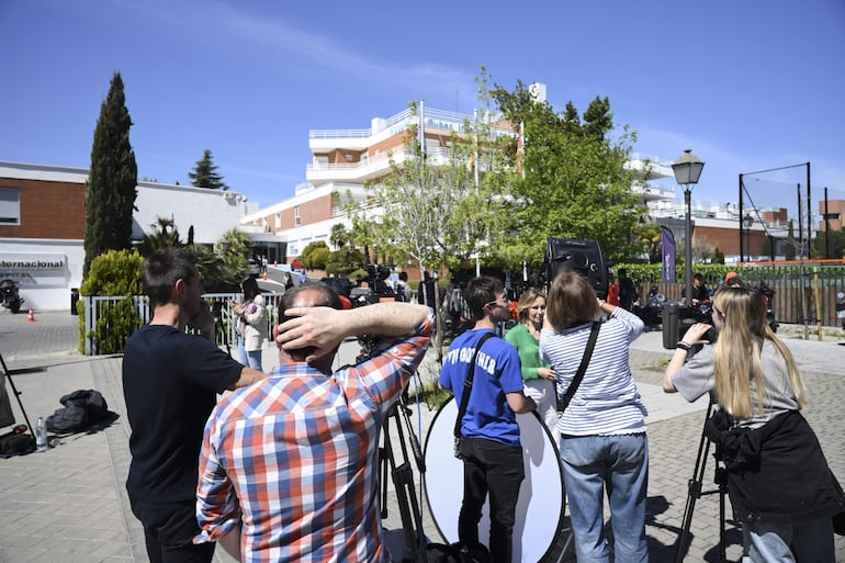 Medios de comunicación en las inmediaciones de la clínica de Madrid en la que la reina Sofía, madre de Felipe VI,  permanece ingresada este jueves después de pasar su segunda noche en el centro sanitario a causa de la infección urinaria que se le diagnosticó. (EFE/ Fernando Villar)
