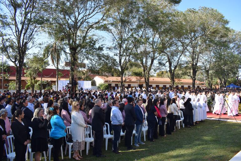 Una multitudinaria concurrencia participó de la santa misa celebrada por el aniversario de muerte del P. Julio César Duarte Ortellado.