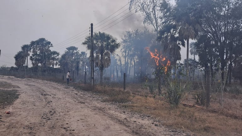 Bomberos trabajan incansablemente para controlar los incendios en Fuerte Olimpo.