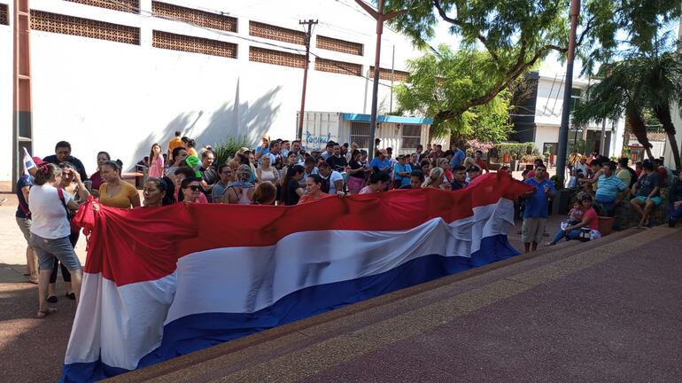 Trabajadores del Mercado Municipal en el segundo día de manifestación por el aumento del pago del canon diario.