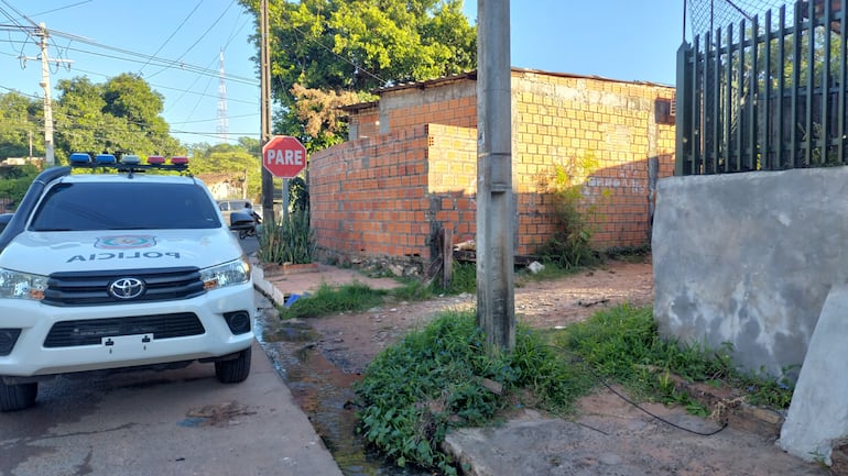 El vehículo que fue abandona a metros de donde fue hallado muerto un hombre en el barrio Pitiantuta de Fernando de la Mora, zona sur.