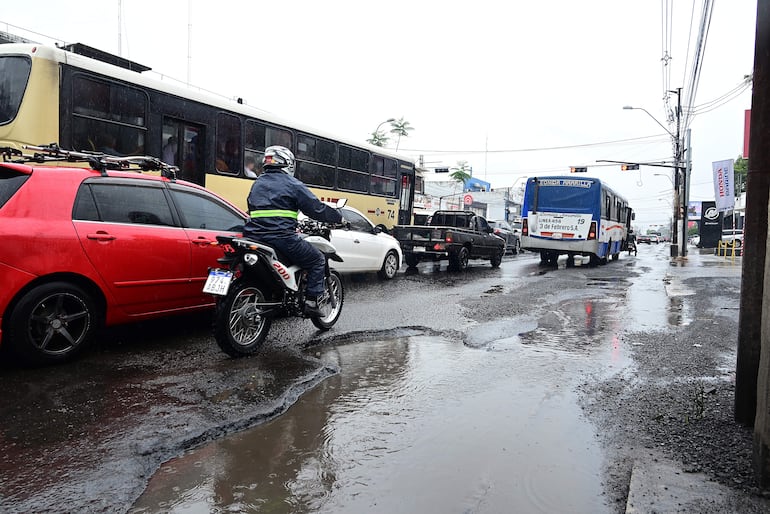 El estado de la avenida Eusebio Ayala es un peligro para todos, pero especialmente para los motociclistas.