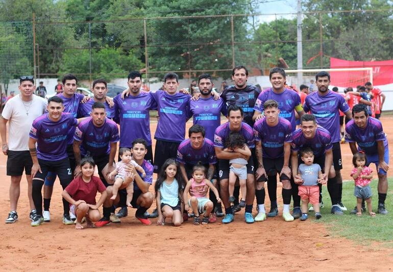 Integrantes del plantel campeón del 811 FC posando antes del duelo decisivo en el barrio Primavera de Luque.