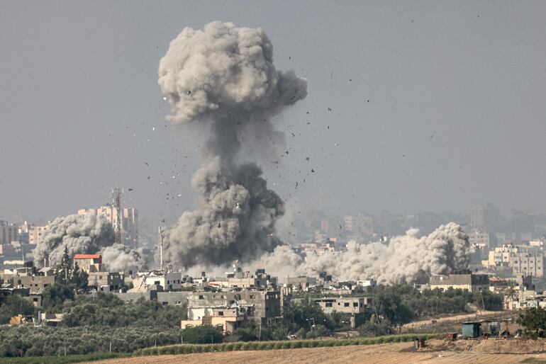 Una explosión sacude el norte de la Franja de Gaza durante un bombardeo israelí, el lunes.