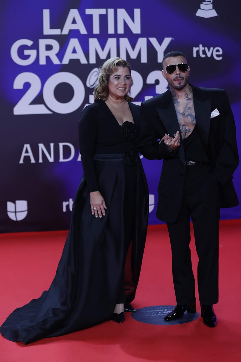 El cantante y compositor puertorriqueño Rauw Alejandro posa con su madre para los fotógrafos en la alfombra roja de la gala anual de los Latin Grammy. (EFE/Jorge Zapata)
