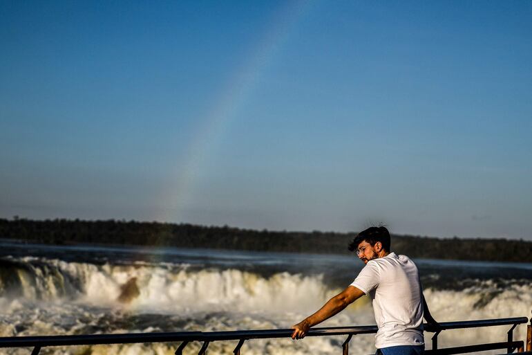  Las imponentes Cataratas del Iguazú, podrán ser visitadas a través de dos miradores en el lado argentino. Hasta el momento el acceso la Garganta del Diablo continuará cerrado.