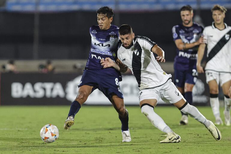 Gabriel Leyes de Danubio disputa el balón con Silvio Torales de Amellano, en el duelo de la fase de grupos de la Copa Sudamericana, disputado en el estadio Centenario en Montevideo.