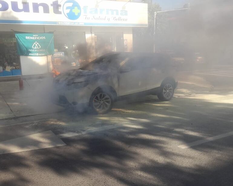 Los bomberos evitaron que el vehículo se incendie por completo.