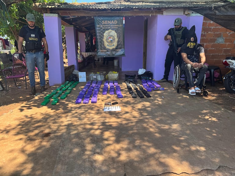 Gilder Armando González, en silla de ruedas junto a los panes de marihuana que los agentes de la Senad encontraron en la hitación que ocupaba en el inquilinato.